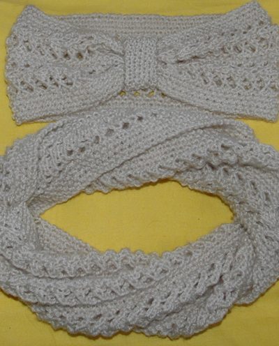 Knitting pattern for twisted lacy cowl